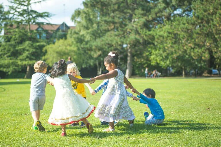 子どもであふれる公園に見る地域の活気 | 混雑の中で見える遊びの力