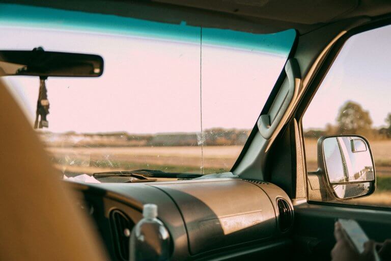 バックミラーもサイドミラーもない車の比喩 | 同時に見られない原則