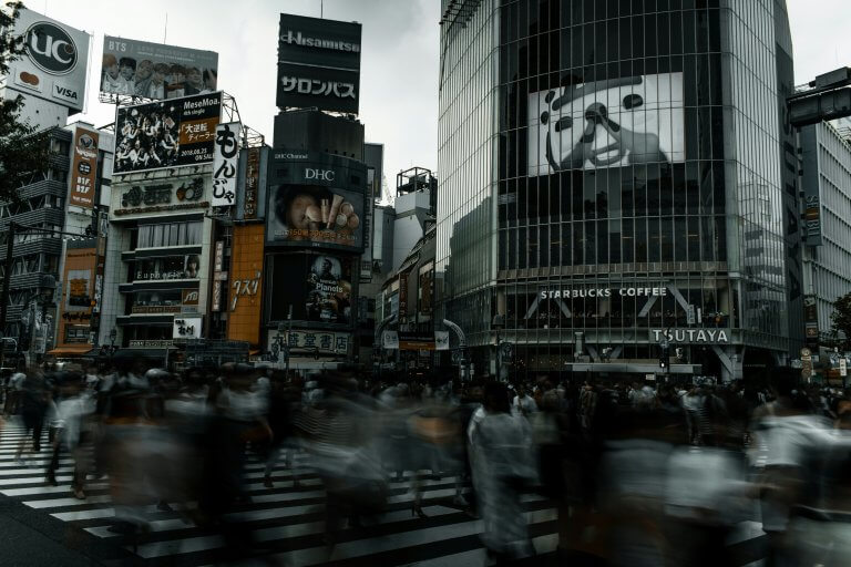 地面師詐欺でなりすましを見抜けない理由 | 巧妙な偽装の心理構造