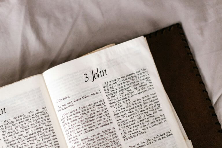 可処分時間があっても聖書を読めない理由 | 通読を阻む習慣を見直す